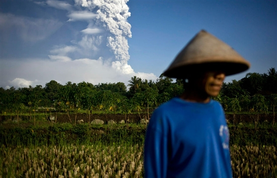 印尼默拉皮火山伴随闪电喷发景象 - cnet科技资