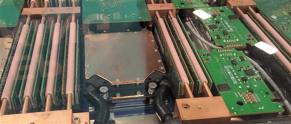 1U服务器集成16颗AMD 64核心霄龙：全水冷散热
