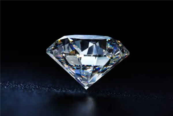 河南“钻石之都”一年培育人工钻石600万克拉：国际钻石巨头降价