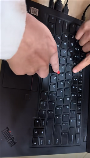 一群人半天找不到ThinkPad开机键 对着小红点、指纹一顿乱按