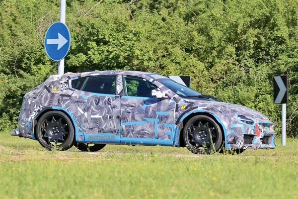 法拉利首款纯电车明年底亮相 CEO:绝不使用磷酸铁锂电池