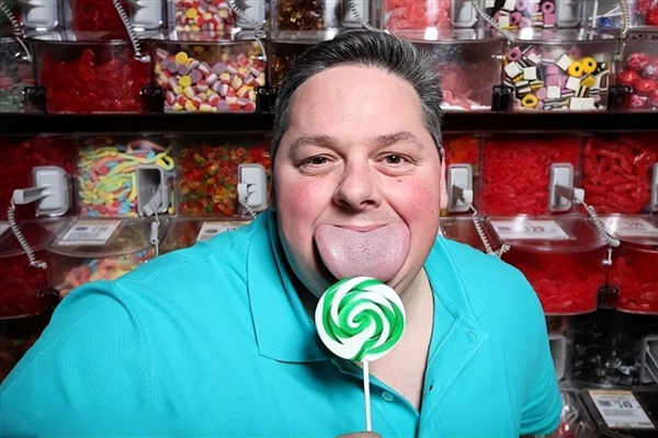 长宽都有7.9cm、可同时舔4颗棒棒糖:美国女子舌头太猛了