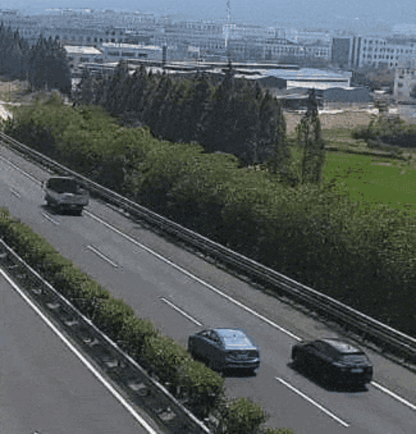 高速上刀片式超车撞上正常行驶小轿车 罚款200元