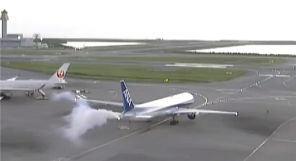 辅助动力装置漏油:日本一波音客机起飞前机尾冒烟