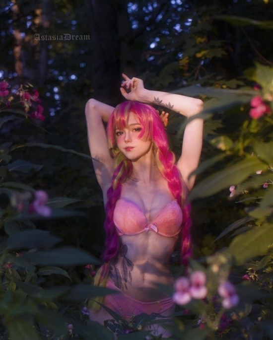 塞妹COS《鬼灭之刃》成年版祢豆子:深V长腿至极