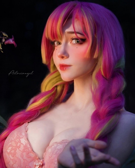 塞妹COS《鬼灭之刃》成年版祢豆子:深V长腿至极