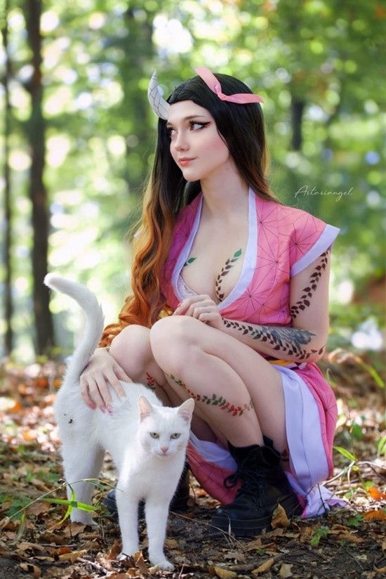 塞妹COS《鬼灭之刃》成年版祢豆子:深V长腿至极