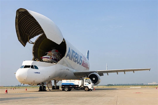 全球仅剩5架!空客“大白鲸”运输机首次运抵中国青岛