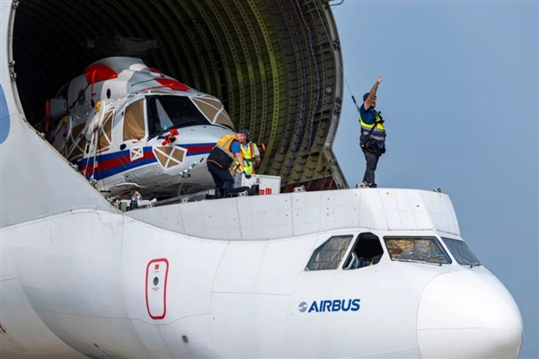 全球仅剩5架!空客“大白鲸”运输机首次运抵中国青岛