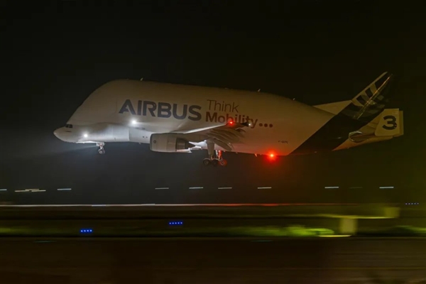 全球仅剩5架!空客“大白鲸”运输机首次运抵中国青岛