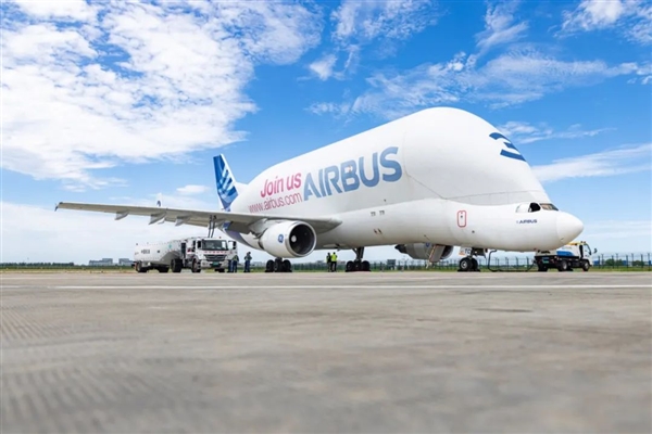 全球仅剩5架!空客“大白鲸”运输机首次运抵中国青岛