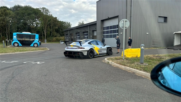 小米SU7 Ultra原型车现身纽北:大尾翼、宽车体、黄色闪电