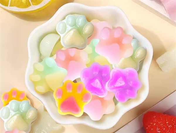 别再吃了!蜡瓶糖风靡学生群体:可能含致癌物