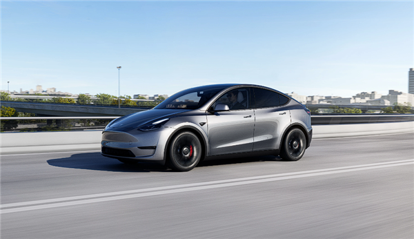 特斯拉顺风车司机高速上打开辅助驾驶:长时间玩手机吓坏乘客