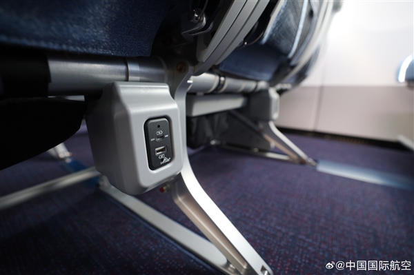 国航首架C919国产大飞机座舱细节:配有手机支架、60W USB-C接口