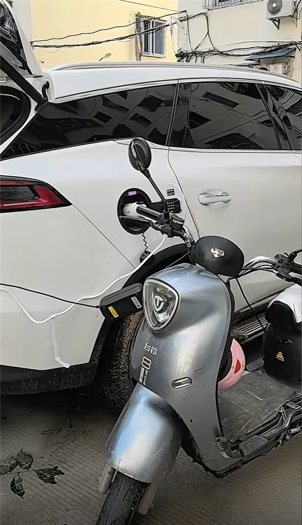 台风致停电 比亚迪唐车主免费给邻居手机充电:甚至还有电瓶车
