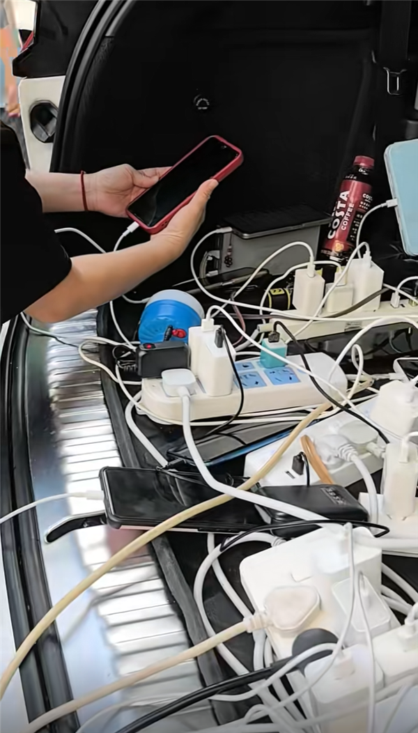 台风致停电 比亚迪唐车主免费给邻居手机充电:甚至还有电瓶车