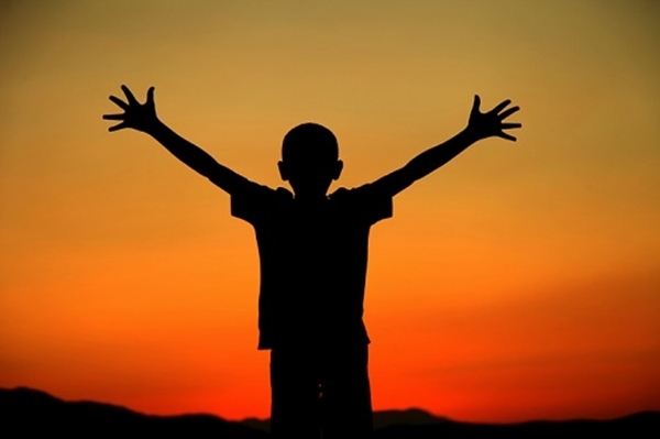 少年理发花4000元 媒体:对天价理发店就不能惯着