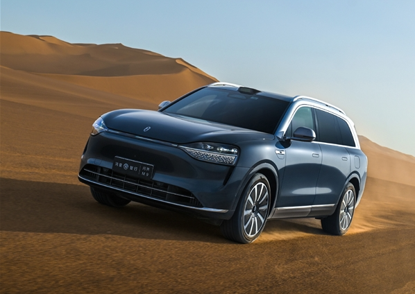 问界M9五座版登场:业界首个车规级投影巨幕功能再迎升级