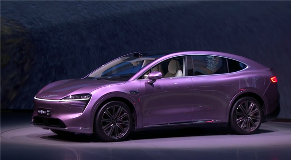 智界R7首发亮相 余承东:要比优秀的特斯拉Model Y更优秀