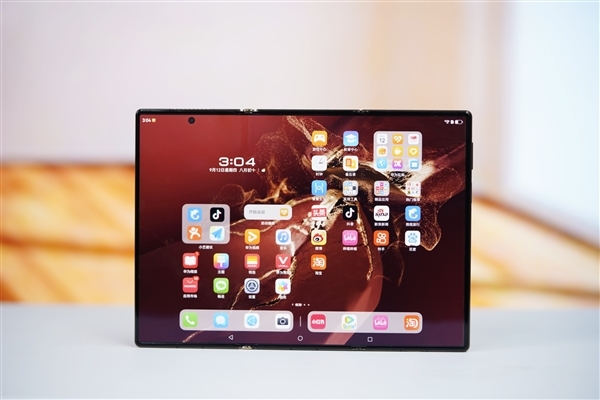 华为Mate XT三折叠手机爆火:竹内亮导演三年前就曾拍到