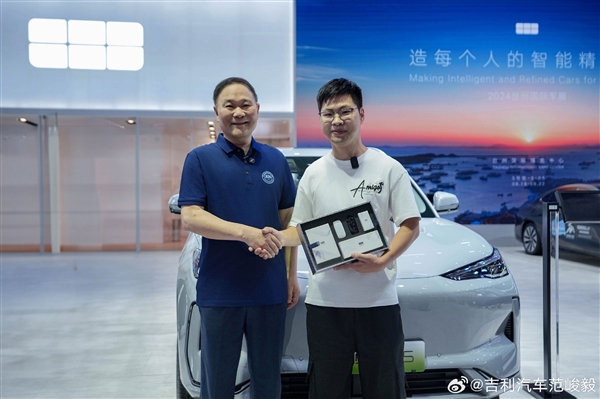 销量坐火箭 第20000辆吉利银河E5交车:李书福亲自交付