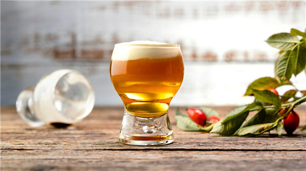 民宿客人住9天留下358个空酒瓶:屋内整整齐齐摆满