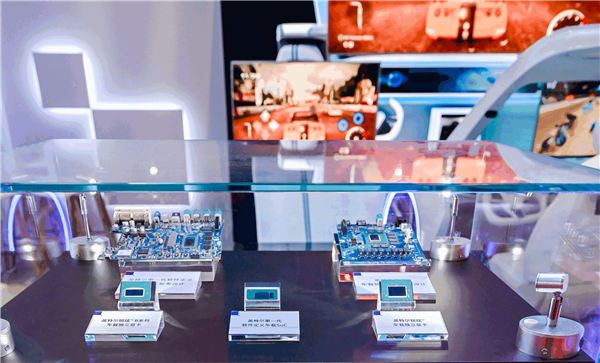 英特尔发布第二代AI增强SDV SoC：车企自由度更高 AI性能提升10倍