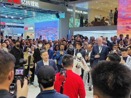 周鸿祎“灵魂拷问”IRON去不去机器人格斗大赛  何小鹏答非所问