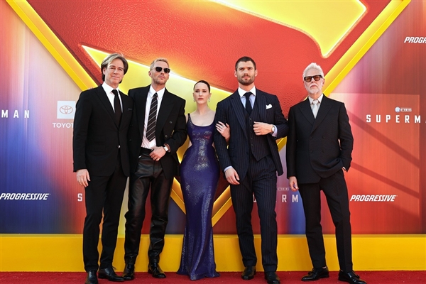 华纳祝贺《超人》开局大胜