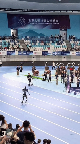 宇树机器人“撞人逃逸”火到国外 王兴兴回应:下次不遥控了