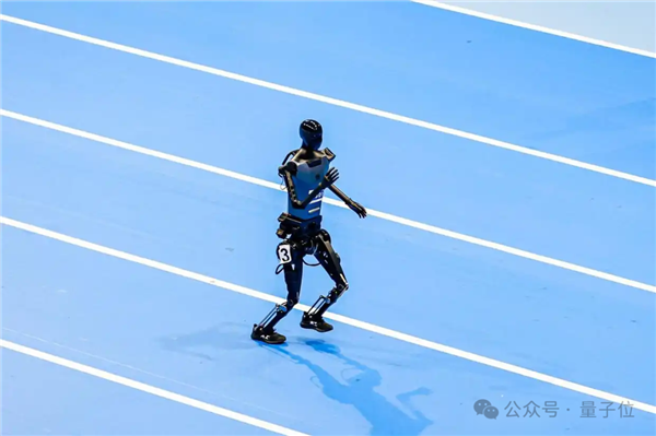 宇树机器人“撞人逃逸”火到国外 王兴兴回应:下次不遥控了