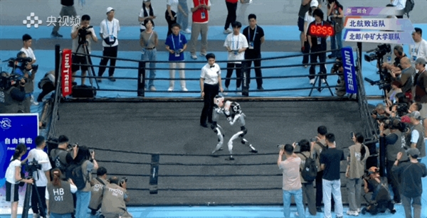 宇树机器人“撞人逃逸”火到国外 王兴兴回应:下次不遥控了