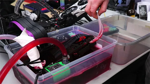 GTX 1060浸在变速箱油中超频!性能飙增16%:拿下Firestrike全球第一