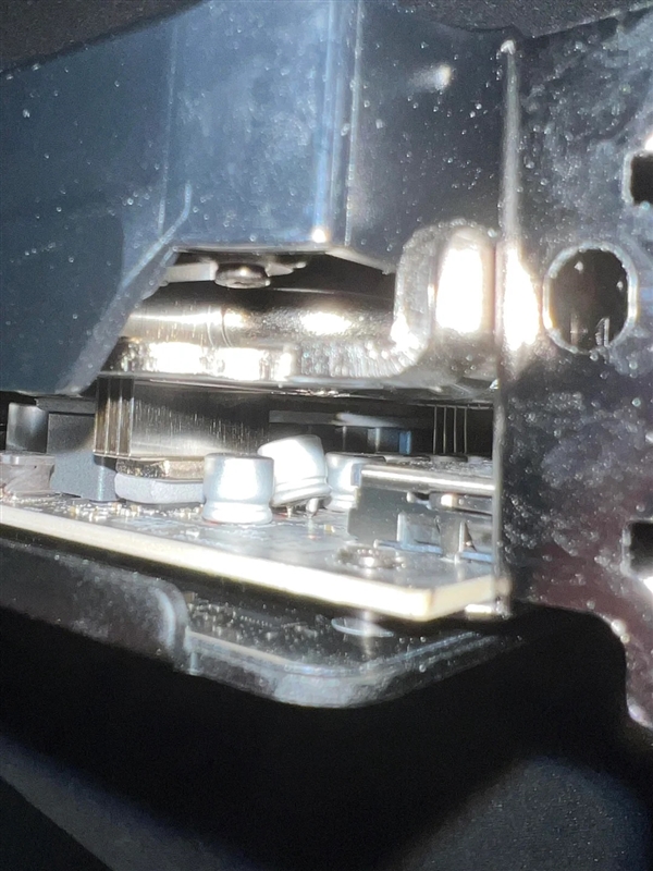 RTX 5090刚炸没几天:RTX 5070又出现电容爆炸!发出巨响散发焦味