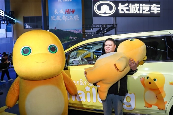 带娃神器实锤!魏牌高山7实车亮相 更有“奶龙”联名车衣