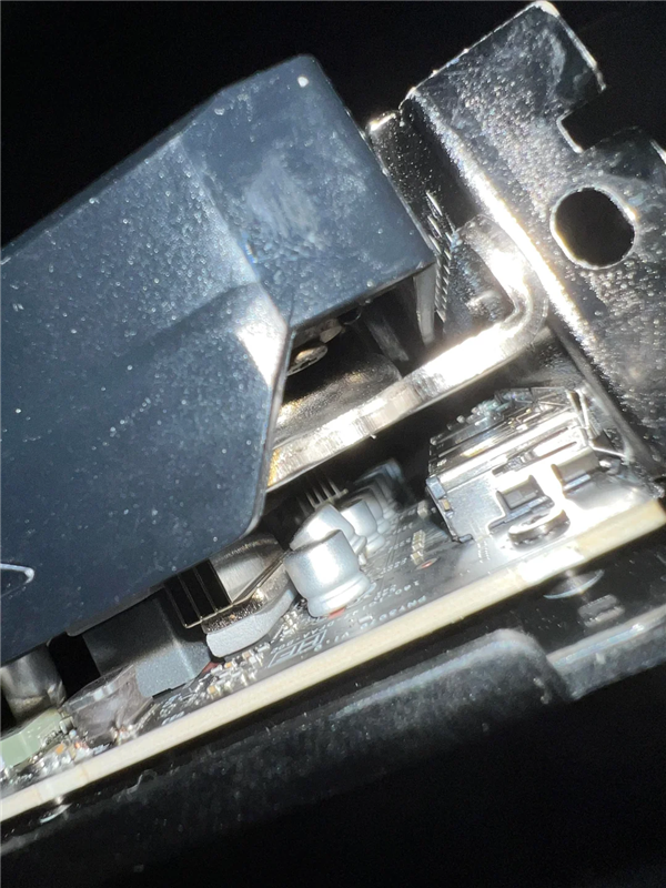 RTX 5090刚炸没几天:RTX 5070又出现电容爆炸!发出巨响散发焦味