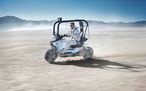 宝马发布全新纯电概念摩托:自带防护笼 骑行无需戴头盔