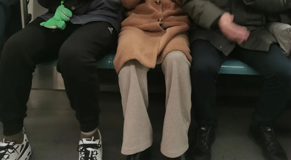 有人说 叉开腿坐才是最健康的坐姿：骨科专家提醒