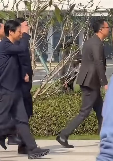 雷军现身武汉 出席小米智能家电工厂活动 走路不忘拨弄刘海