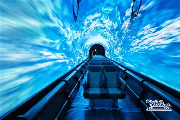 “津旅时光号”列车首次载客 车厢科幻感十足:上车像穿越