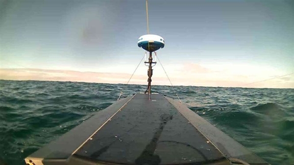 美国“光鱼”无人水面艇遭鲨鱼袭击 摄像头拍到惊悚一幕