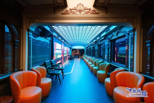 “津旅时光号”列车首次载客 车厢科幻感十足:上车像穿越
