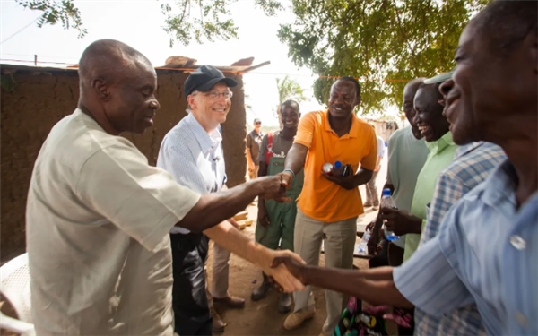 比尔盖茨驳斥末日论:灾难性气候几十年内不会导致人类灭亡