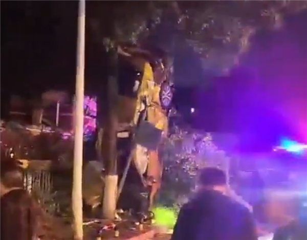 重庆一汽车发生翻车事故：车尾朝天靠树上 气囊弹开男子自行脱困爬出