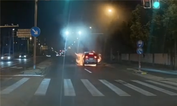 原因公布!理想汽车回应上海MEGA起火事件 将为召回车辆更换电池