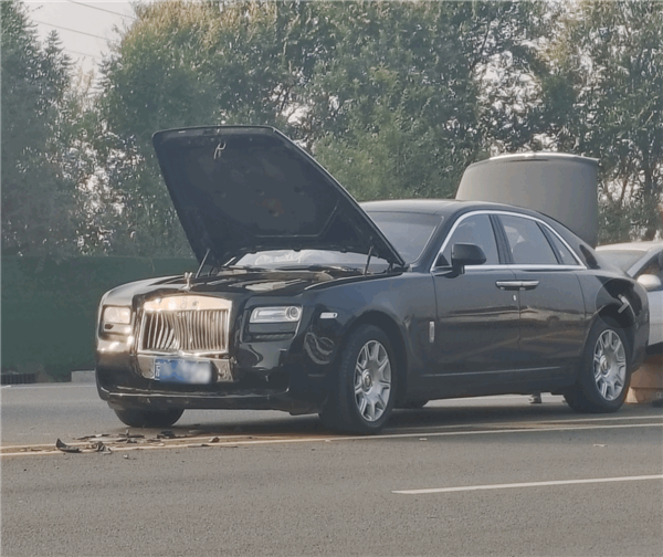 老头乐跟劳斯莱斯撞上 网友:老头乐没保险该怎么赔