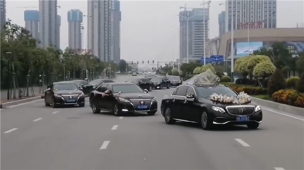十多辆婚车公路上组队“蛇形”占道 交警:已传唤全部驾驶员