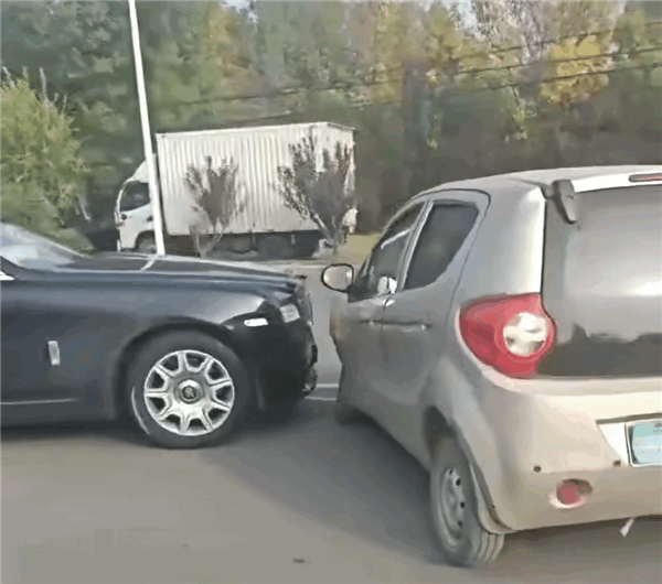 老头乐跟劳斯莱斯撞上 网友:老头乐没保险该怎么赔