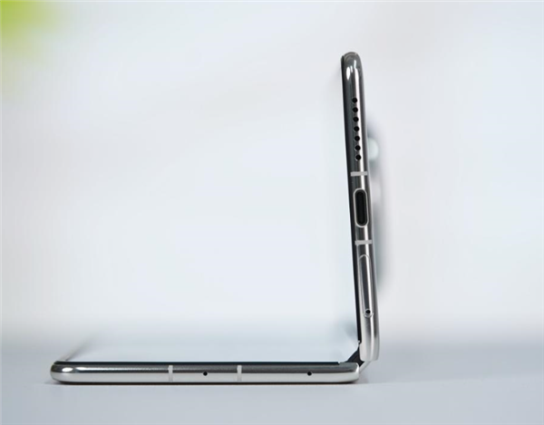 史上最薄Mate!华为Mate 70 Air即将发布:超薄Type-C接口、大R角四曲屏